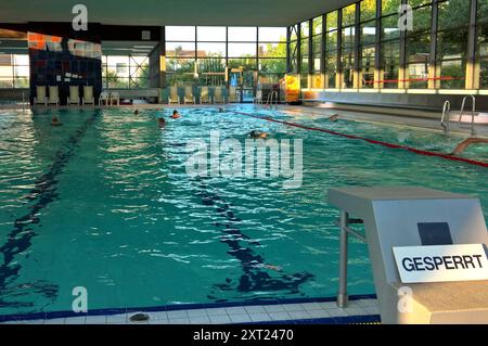 Schwimmbäder dienen der Erholung und der sportlichen Betätigung im, am und unter Wasser. Hauptbestandteil eines Schwimmbades sind Schwimmbecken zum Baden und Schwimmen. Darum gruppieren sich Umkleide- und Duschräume sowie Sitz- und Liegemöglichkeiten. Andere Einrichtungen im Bereich Wellness können das Angebot ergänzen. Für die meisten öffentlichen Schwimmbäder werden Eintrittsgelder erhoben. Als teilweise kostenlose Alternative werden vor allem im Sommer Badeseen genutzt. Private Schwimmbäder sind meist kleiner und haben meist nur ein Schwimmbecken. Eine andere Art von Badeanstalten waren frü Stock Photo