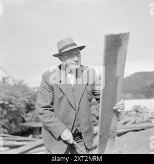 Current 18-1949: Old man Nygårdsvold turns 70 Former Prime Minister Johan Nygårdsvold turns 70 on 6 September 1949. He has retired to his home in Hommelvik and spends his time renovating the house.  Photo; Per Bratland / Aktuell / NTB  ***PHOTO NOT IMAGE PROCESSED***    This image text is auto translated   This image text is auto translated Stock Photo