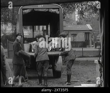 Civilians Dismantling an Emergency Food Distribution Centre and Loading Products Into a Selfridge Van, 1926. From &quot;Time To Remember 1926 - Short Sharp Shower&quot; ( Reel 4); documentary about 1926 - General Strike, international politics, dancing, weather and record breaking feats. Stock Photo