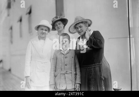 Ernestine Schumann-Heink &amp; her son's family, 1919. Shows German American opera singer Ernestine (Ro&#xa8;ssler) Schumann-Heink (1861-1936) with the family of her son, actor Ferdinand Schumann-Heink (1893-1958). Depicted are Ferdinand's wife, Kaethe (Kate) Schumann-Heink and children Isle Schumann-Heink, and Hans Schuman-Heink aboard the Rotterdam which arrived in September 1919 in New York City. Stock Photo