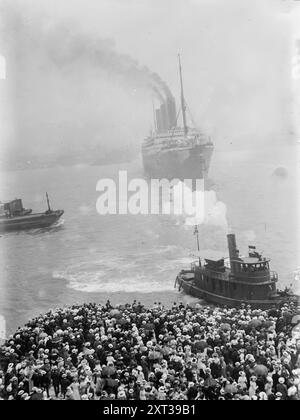 IMPERATOR starts, 1913. Shows the S.S. Imperator, an ocean liner of the Hamburg America Line in New York City. The Imperator arrived in New York City on June 19, 1913. Stock Photo