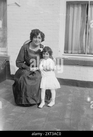 Margaret Matzenauer, between c1915 and c1920. Shows Margaret Matzenauer (Margarete Matzenauer or Margarethe Matzenaur) (1881-1963), a mezzo-soprano opera singer with her daughter Adrienne Matzenauer (also known as Adrienne Fontana). Stock Photo