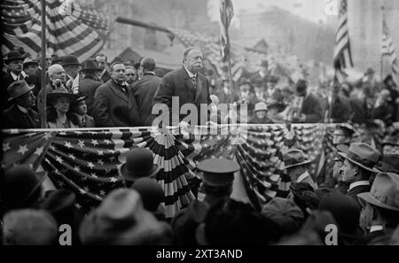 W.H. Taft, 1916. Shows former president William Howard Taft campaigning for Republican candidate Charles Evans Hughes on Nov. 4, 1916 in Union Square, New York City. Stock Photo