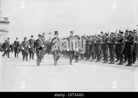 Adm. Ching Kwong &amp; Gaynor, 1911. Shows Rear Admiral Chin Pih Kwang of the Imperial Chinese Navy and New York City Mayor William Jay Gaynor (center) reviewing Chinese sailors at Grant's Tomb in New York City on Sept. 18th, 1911. Stock Photo