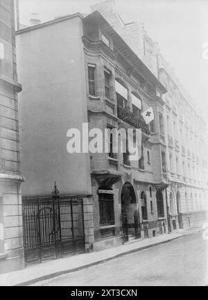 Mrs. W.K. Vanderbilt's house a hospital, Paris, between c1914 and c1915. Shows the home of Mrs. W.K. Vanderbilt in Paris which served as a hospital during World War I. Stock Photo