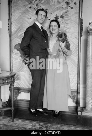 Farrar &amp; Lou Tellegen, between c1915 and c1920. Shows American soprano opera singer Geraldine Farrar (1882-1967) with her husband, actor and screenwriter Lou Tellegen (1881-1934). Farrar holds a dog. Stock Photo