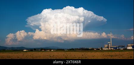 a thundercloud (cumulonimbus) over Grafenau formed into an anvil, Suedzucker factory, Plattling, Lower Bavaria, Germany Stock Photo
