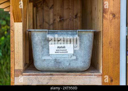 A litter bin at the self-service stand on the Rigi carries a sign reading "Abfall – KEIN Privatmüll – KEINE Hundesäckli" (waste – no private rubbish – no dog waste bags). Scheideggstrasse, Arth, Schwyz, Switzerland Stock Photo