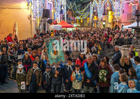 Feast in honor of the Madonna della Libera. Groups of faithful arrive singing to honor the Saint among the crowd. Pratola Peligna, Abruzzo Stock Photo