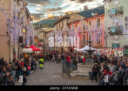 Feast in honor of the Madonna della Libera. Groups of faithful arrive singing to honor the Saint among the crowd. Pratola Peligna, Abruzzo Stock Photo