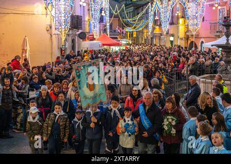 Feast in honor of the Madonna della Libera. Groups of faithful arrive singing to honor the Saint among the crowd. Pratola Peligna, Abruzzo Stock Photo