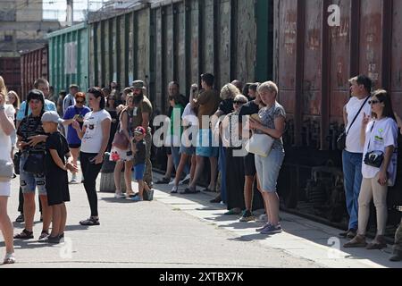 Non Exclusive: KRAMATORSK, UKRAINE - AUGUST 12, 2024 - People stay on a railway station platform in Kramatorsk, Donetsk region, eastern Ukraine. Stock Photo