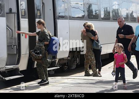 Non Exclusive: KRAMATORSK, UKRAINE - AUGUST 12, 2024 - Ukrainian military personnel are on a railway station platform in Kramatorsk, Donetsk region, e Stock Photo