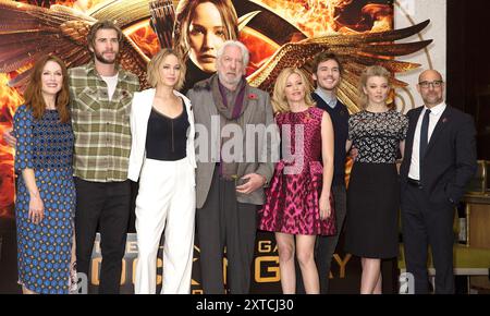 London, UK, November 09, 2014. (L-R) Julianne Moore, Liam Hemsworth, Jennifer Lawrence, Donald Sutherland, Elizabeth Banks, Sam Claflin, Natalie Dormer and Stanley Tucci attend The Hunger Games: Mockingjay Part 1 - Photocall at the Corinthia Hotel on November 09, 2014  in London, England, United Kingdom. Credit: S.A.M./Alamy Live News Stock Photo