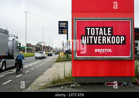 Signboard: TOTALE UITVERKOOP BRISTOL Stock Photo