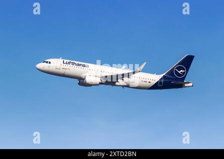 Lufthansa Airbus A320 Flugzeug Flughafen München in Deutschland München, Deutschland - 6. Februar 2024: Ein Airbus A320 Flugzeug der Lufthansa mit dem Kennzeichen D-AIWD am Flughafen in München, Deutschland. *** Lufthansa Airbus A320 aircraft Munich Airport in Germany Munich, Germany February 6, 2024 A Lufthansa Airbus A320 aircraft with the registration D AIWD at the airport in Munich, Germany Stock Photo