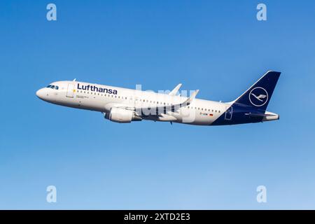 Lufthansa Airbus A320 Flugzeug Flughafen München in Deutschland München, Deutschland - 6. Februar 2024: Ein Airbus A320 Flugzeug der Lufthansa mit dem Kennzeichen D-AIWI am Flughafen in München, Deutschland. *** Lufthansa Airbus A320 aircraft Munich Airport in Germany Munich, Germany February 6, 2024 A Lufthansa Airbus A320 aircraft with the registration D AIWI at the airport in Munich, Germany Stock Photo