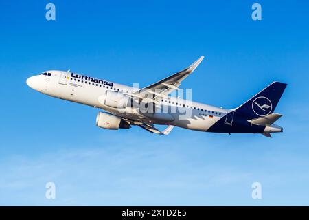 Lufthansa Airbus A320 Flugzeug Flughafen München in Deutschland München, Deutschland - 6. Februar 2024: Ein Airbus A320 Flugzeug der Lufthansa mit dem Kennzeichen D-AIWI am Flughafen in München, Deutschland. *** Lufthansa Airbus A320 aircraft Munich Airport in Germany Munich, Germany February 6, 2024 A Lufthansa Airbus A320 aircraft with the registration D AIWI at the airport in Munich, Germany Stock Photo