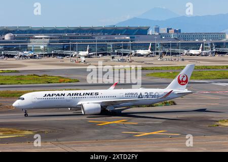Japan Airlines (JAL) Airbus A350-900 (JA08XJ) passenger plane in