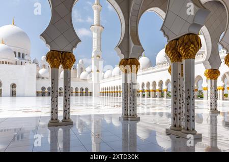 Scheich Zayed Große Moschee Grand Mosque Abu Dhabi in Vereinigte Arabische Emirate Abu Dhabi, Vereinigte Arabische Emirate - 15. Februar 2024: Scheich Zayed Große Moschee Grand Mosque Abu Dhabi in Abu Dhabi, Vereinigte Arabische Emirate. *** Sheikh Zayed Grand Mosque Grand Mosque Abu Dhabi in United Arab Emirates Abu Dhabi, United Arab Emirates February 15, 2024 Sheikh Zayed Grand Mosque Grand Mosque Abu Dhabi in Abu Dhabi, United Arab Emirates Stock Photo