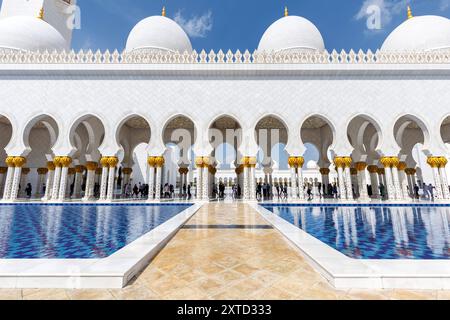 Scheich Zayed Große Moschee Grand Mosque Abu Dhabi in Vereinigte Arabische Emirate Abu Dhabi, Vereinigte Arabische Emirate - 15. Februar 2024: Scheich Zayed Große Moschee Grand Mosque Abu Dhabi in Abu Dhabi, Vereinigte Arabische Emirate. *** Sheikh Zayed Grand Mosque Grand Mosque Abu Dhabi in United Arab Emirates Abu Dhabi, United Arab Emirates February 15, 2024 Sheikh Zayed Grand Mosque Grand Mosque Abu Dhabi in Abu Dhabi, United Arab Emirates Stock Photo