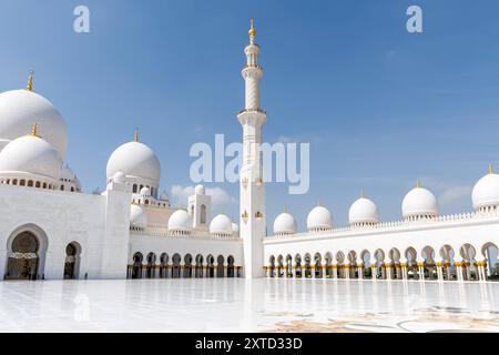 Scheich Zayed Große Moschee Grand Mosque Abu Dhabi in Vereinigte Arabische Emirate Abu Dhabi, Vereinigte Arabische Emirate - 15. Februar 2024: Scheich Zayed Große Moschee Grand Mosque Abu Dhabi in Abu Dhabi, Vereinigte Arabische Emirate. *** Sheikh Zayed Grand Mosque Grand Mosque Abu Dhabi in United Arab Emirates Abu Dhabi, United Arab Emirates February 15, 2024 Sheikh Zayed Grand Mosque Grand Mosque Abu Dhabi in Abu Dhabi, United Arab Emirates Stock Photo