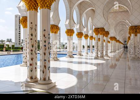 Scheich Zayed Große Moschee Grand Mosque Abu Dhabi in Vereinigte Arabische Emirate Abu Dhabi, Vereinigte Arabische Emirate - 15. Februar 2024: Scheich Zayed Große Moschee Grand Mosque Abu Dhabi in Abu Dhabi, Vereinigte Arabische Emirate. *** Sheikh Zayed Grand Mosque Grand Mosque Abu Dhabi in United Arab Emirates Abu Dhabi, United Arab Emirates February 15, 2024 Sheikh Zayed Grand Mosque Grand Mosque Abu Dhabi in Abu Dhabi, United Arab Emirates Stock Photo