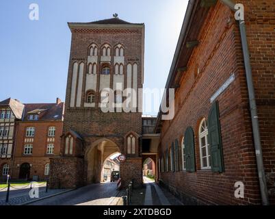 12 August 2024, Brandenburg, Wittstock/Dosse: The historic Gröpertor gate on the city wall. Photo: Monika Skolimowska/dpa Stock Photo