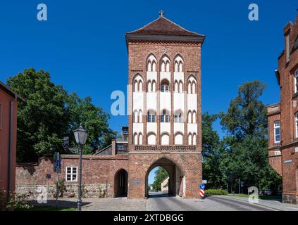 12 August 2024, Brandenburg, Wittstock/Dosse: The historic Gröpertor gate on the city wall. Photo: Monika Skolimowska/dpa Stock Photo