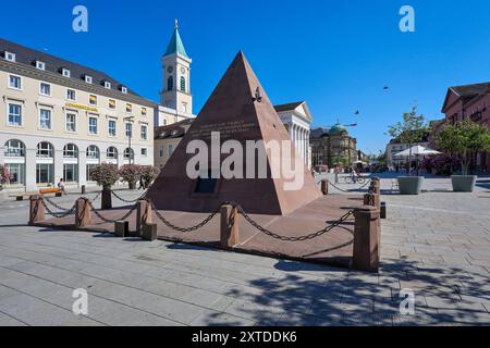 Karlsruhe, Baden-Württemberg, Deutschland - Marktplatz mit Pyramide und hinten der Stadtkirche Karlsruhe. Die Karlsruher Pyramide auf dem Marktplatz an der Karl-Friedrich-Straße ist das Grabmal vom Stadtgruender Karl Wilhelm von Baden-Durlach 1679 1738 und ein Wahrzeichen der Stadt. Karlsruhe Baden-Württemberg Deutschland *** Karlsruhe, Baden Württemberg, Germany Market square with pyramid and behind the city church Karlsruhe The Karlsruhe pyramid on the market square on Karl Friedrich Straße is the tomb of the city founder Karl Wilhelm von Baden Durlach 1679 1738 and a landmark of the city of Stock Photo