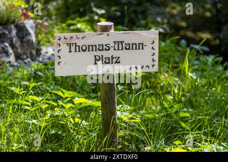 Thomas Mann Square sign. Created in 2007 above the Schatzalp and commemorates the world-famous writer Thomas Mann and his novel ‘The Magic Mountain’. This novel made Davos and the Schatzalp in particular internationally famous and has had a lasting impact on the cultural image of the town. A site named after Thomas Mann above Davos, Grisons, Switzerland Stock Photo