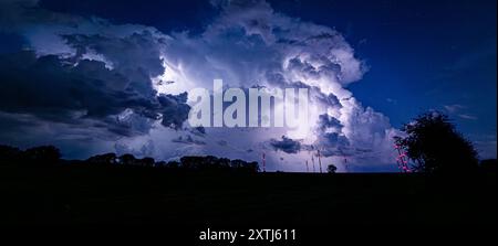 14.08.2024, GER, Unwetter / Gewitterzelle über Thüringen Impressionen der Gewitterzelle mit unzähligen Blitzen / Wetterleuchten Gemeinde Hörselberg-Hainich / W Bundesstraße / Feld / Wiese Thueringen Deutschland *** 14 08 2024, GER, thunderstorm thunderstorm cell over Thuringia Impressions of the thunderstorm cell with countless flashes of lightning weather lightning municipality Hörselberg Hainich W federal road field meadow Thuringia Germany Stock Photo