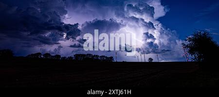 14.08.2024, GER, Unwetter / Gewitterzelle über Thüringen Impressionen der Gewitterzelle mit unzähligen Blitzen / Wetterleuchten Gemeinde Hörselberg-Hainich / W Bundesstraße / Feld / Wiese Thueringen Deutschland *** 14 08 2024, GER, thunderstorm thunderstorm cell over Thuringia Impressions of the thunderstorm cell with countless flashes of lightning weather lightning municipality Hörselberg Hainich W federal road field meadow Thuringia Germany Stock Photo