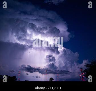 14.08.2024, GER, Unwetter / Gewitterzelle über Thüringen Impressionen der Gewitterzelle mit unzähligen Blitzen / Wetterleuchten Gemeinde Hörselberg-Hainich / W Bundesstraße / Feld / Wiese Thueringen Deutschland *** 14 08 2024, GER, thunderstorm thunderstorm cell over Thuringia Impressions of the thunderstorm cell with countless flashes of lightning weather lightning municipality Hörselberg Hainich W federal road field meadow Thuringia Germany Stock Photo