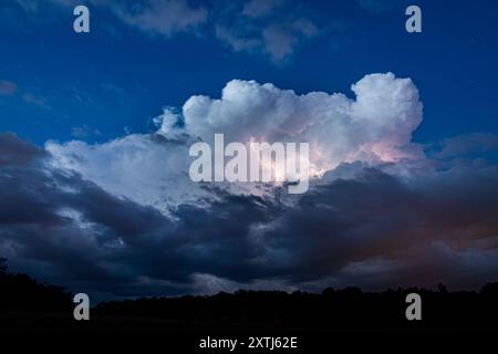 14.08.2024, GER, Unwetter / Gewitterzelle über Thüringen Impressionen der Gewitterzelle mit unzähligen Blitzen / Wetterleuchten Gemeinde Hörselberg-Hainich / W Bundesstraße / Feld / Wiese Thueringen Deutschland *** 14 08 2024, GER, thunderstorm thunderstorm cell over Thuringia Impressions of the thunderstorm cell with countless flashes of lightning weather lightning municipality Hörselberg Hainich W federal road field meadow Thuringia Germany Stock Photo