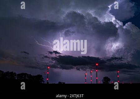 14.08.2024, GER, Unwetter / Gewitterzelle über Thüringen Impressionen der Gewitterzelle mit unzähligen Blitzen / Wetterleuchten Gemeinde Hörselberg-Hainich / W Bundesstraße / Feld / Wiese Thueringen Deutschland *** 14 08 2024, GER, thunderstorm thunderstorm cell over Thuringia Impressions of the thunderstorm cell with countless flashes of lightning weather lightning municipality Hörselberg Hainich W federal road field meadow Thuringia Germany Stock Photo