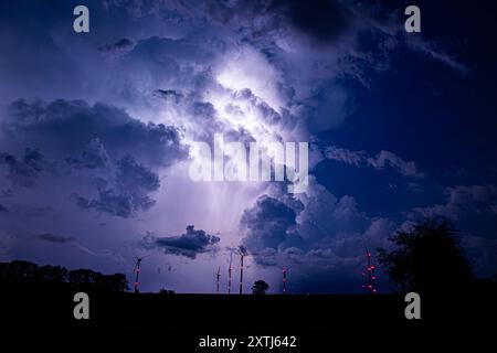 14.08.2024, GER, Unwetter / Gewitterzelle über Thüringen Impressionen der Gewitterzelle mit unzähligen Blitzen / Wetterleuchten Gemeinde Hörselberg-Hainich / W Bundesstraße / Feld / Wiese Thueringen Deutschland *** 14 08 2024, GER, thunderstorm thunderstorm cell over Thuringia Impressions of the thunderstorm cell with countless flashes of lightning weather lightning municipality Hörselberg Hainich W federal road field meadow Thuringia Germany Stock Photo