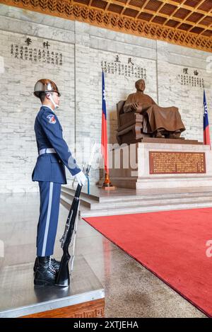 Guard and statue of Chiang Kai-shek, Taipei, Taiwan Stock Photo