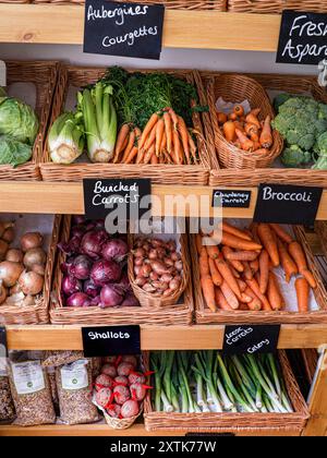 VEGETABLES FARM SHOP display high street produce interior with fresh local fruit & vegetables on sale Kilos blackboards Stow on Wold Cotswolds UK Stock Photo