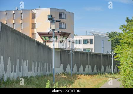 Wachturm und Mauer, JVA Tegel, Seidelstraße, Reinickendorf, Berlin, Deutschland *** Watchtower and Wall, Tegel Prison, Seidelstraße, Reinickendorf, Berlin, Germany Stock Photo