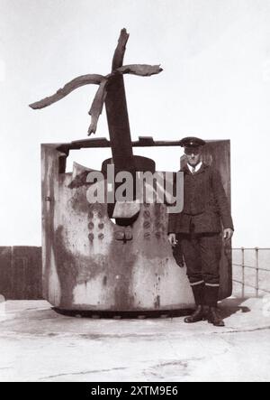 A First World War German coastal artillery gun on the mole in Zeebrugge, Belgium, taken shortly after the end of the war. The gun was destroyed during the British raid on Zeebrugge on 23/04/1918 where they attempted to close the harbour to stop its use by German U-boats. Stock Photo