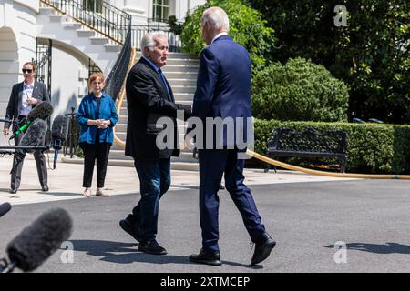 US President Joe Biden, right, shakes hands with actor Martin Sheen before boarding Marine One in Washington, DC, US, on Thursday, Aug. 15, 2024. Biden will return to the campaign trail navigating a strange, bittersweet dynamic: how to transition from incumbent presidential nominee to hype man for Vice President Kamala Harris. Photographer: Anna Rose Layden/Pool/Sipa USA Credit: Sipa USA/Alamy Live News Stock Photo