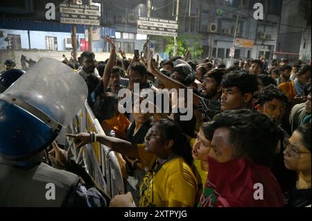 Kolkata, India. 15th Aug, 2024. Agitated crowd vandalized the police ...