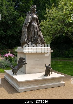 Memorial statue to the late Queen Elizabeth II with corgi dogs by Hywel Pratley in Oakham, Rutland, Leicestershire, England, UK Stock Photo