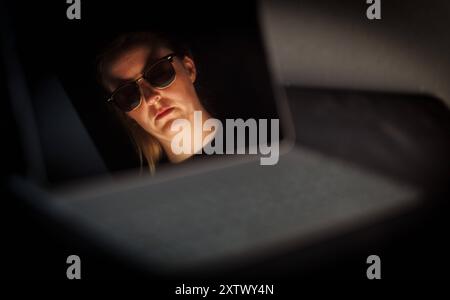 Ein Gesicht mit Sonnenbrille spiegelt sich in einem Bildschirm in Berlin, 09.08.2024. Berlin Deutschland *** A face with sunglasses is reflected in a Stock Photo
