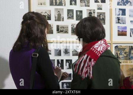 Visitors to the Gerhard Richter exhibition Atlas Stock Photo