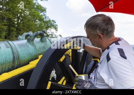 Koenigstein Fortress in Saxon Switzerland. The mounts of the historic guns have to be regularly refreshed with paint, Koenigstein Fortress, Koenigstei Stock Photo