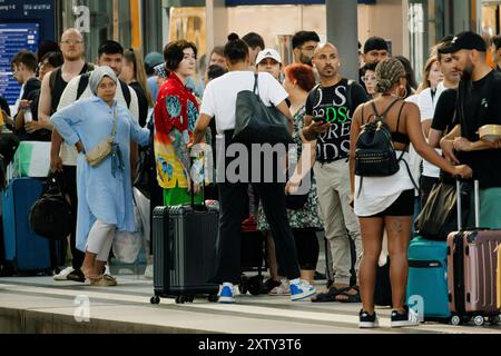 Berlin, Deutschland. 06th Aug, 2024. Passengers wait for a train on a platform, Berlin, August 6, 2024. Credit: dpa/Alamy Live News Stock Photo