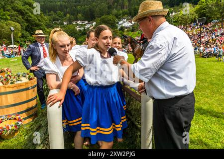 The 2024 winner, Jana Deufel, is interviewed at the finish line of the Shepherdess Run. Interview with the new Shepherd Queen at the finish of the Shepherd Run 2024 in Wildberg. Klosterhof, Wildberg, BBaden-Württemberg, Germany Stock Photo