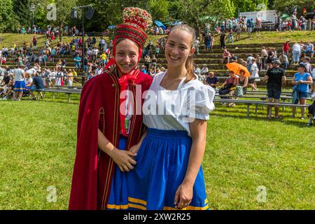 Shepherd Queen 2024 Jana Deufel with her older sister Nele, who is already a trained sheep shearer and represents Germany at international competitions. Two shepherd sisters. The shepherd queen (left) was the fastest at the 2024 Shepherd's Run in Wildber. The other (right) is a participant in the European Sheep Shearing Championships, Wildberg, Baden-Württemberg, Germany Stock Photo